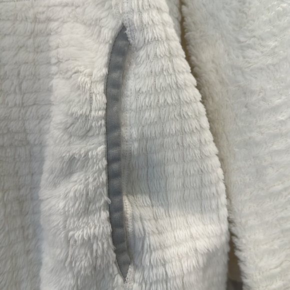 Women’s Patagonia, white fleece reversible jacket with gray detail, size small - Picture 4 of 8